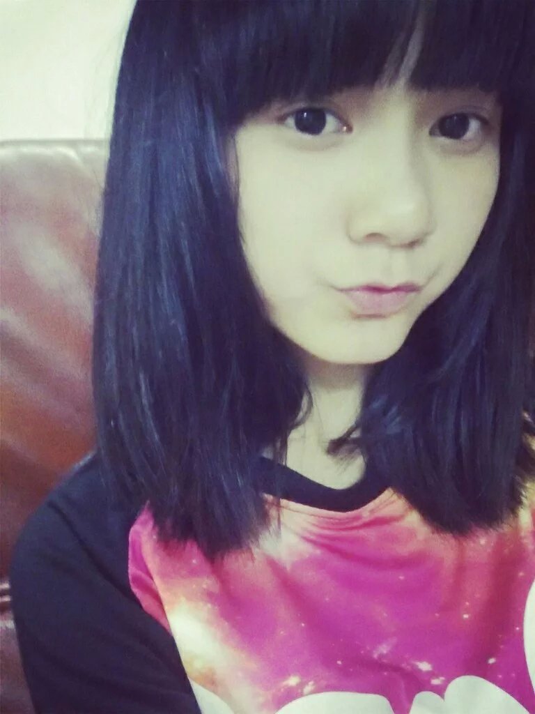 喜欢就猛击分享! 标签: 女生校花素颜照夜店服自拍照